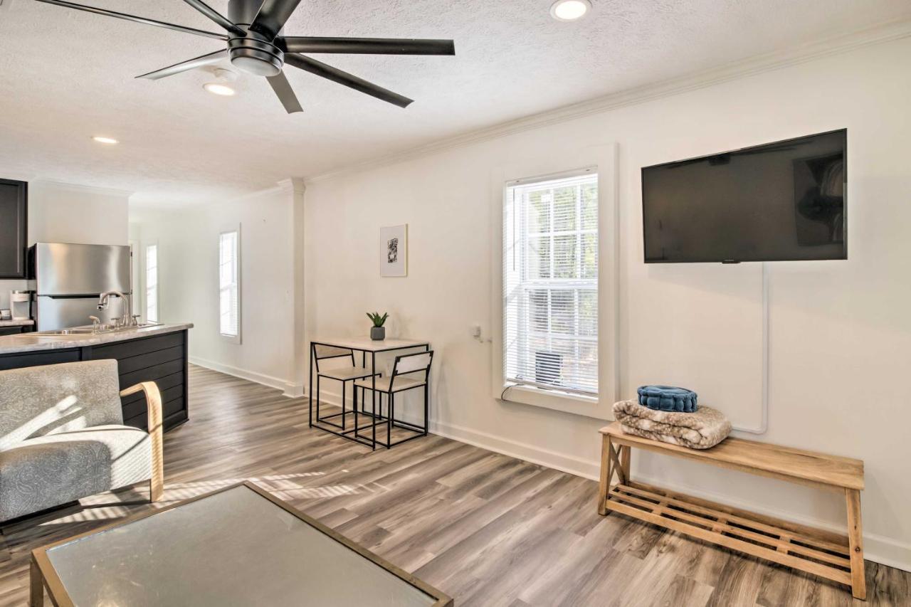 Chic Retreat With Grill, 2 Mi To Msu! Holiday home *