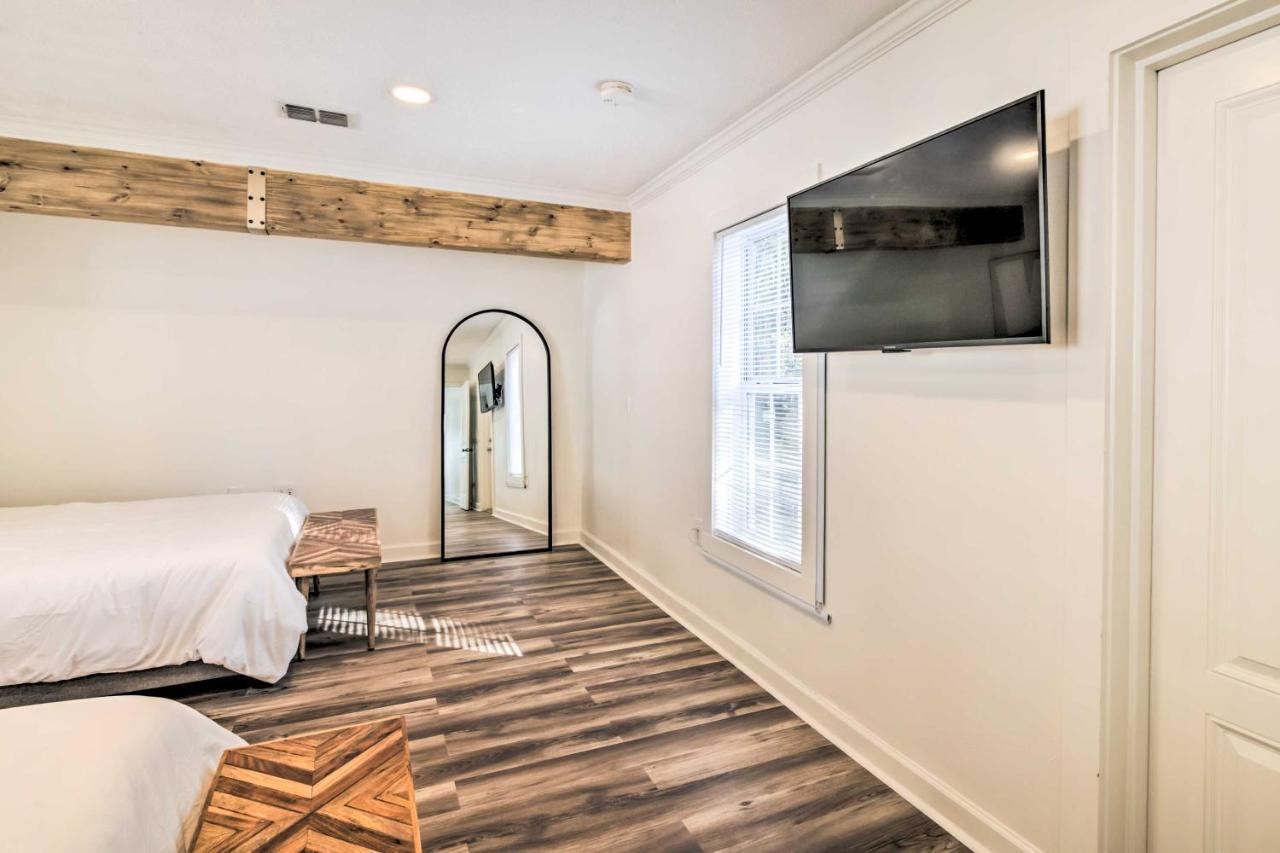 Holiday home Chic Retreat With Grill, 2 Mi To Msu! *