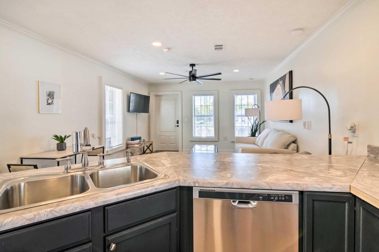 Chic Retreat With Grill, 2 Mi To Msu! Holiday home *